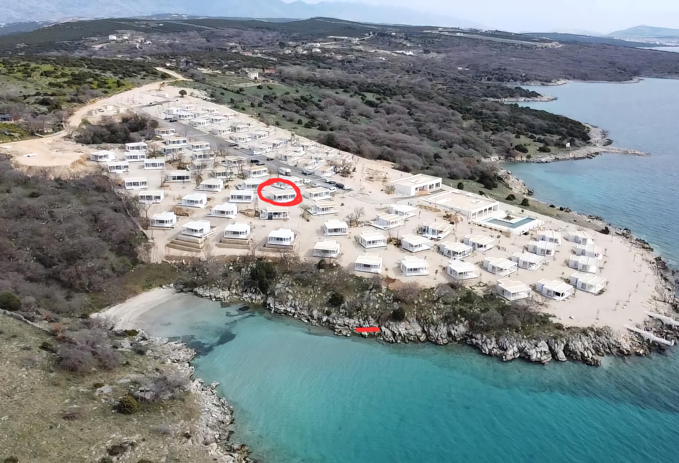 Dronový záber Youvala Beach Resort s označeným Beach House 43