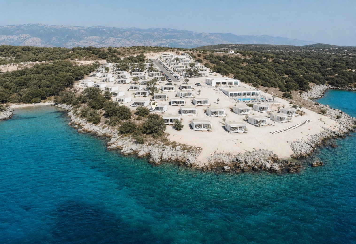 Širší dronový pohľad na Youvala Beach Resort, more a okolité pobrežie